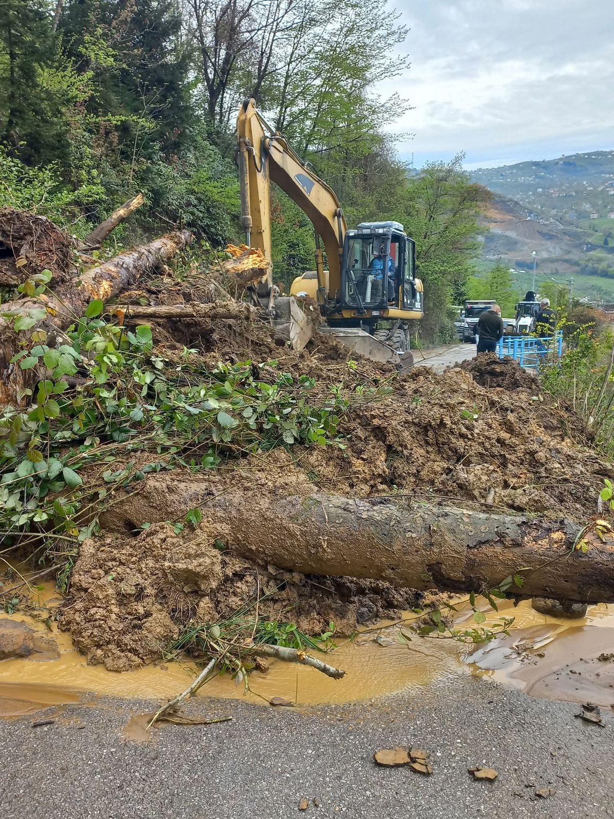 Trabzon'da heyelan; mahalle yolu ulaşıma kapandı
