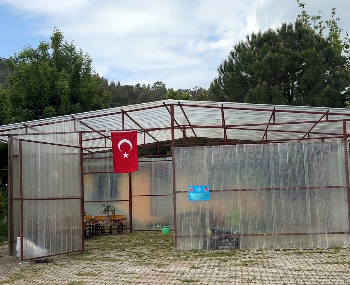 Ülkü Ocakları'ndan özel öğrencilerin okuluna 23 Nisan hediyesi sera