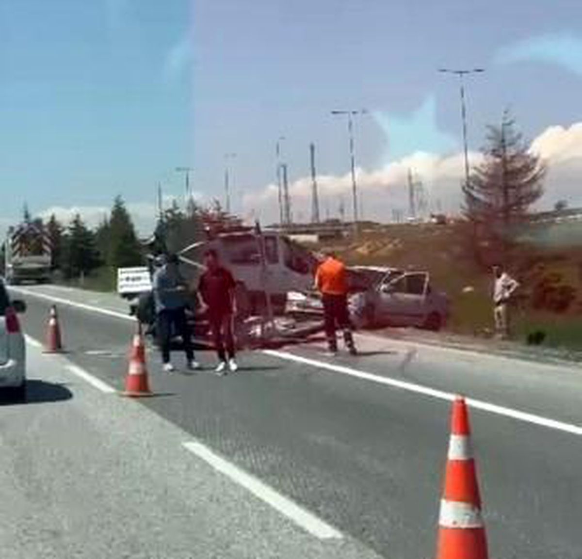 Yol şeridi çeken araca otomobil çarptı