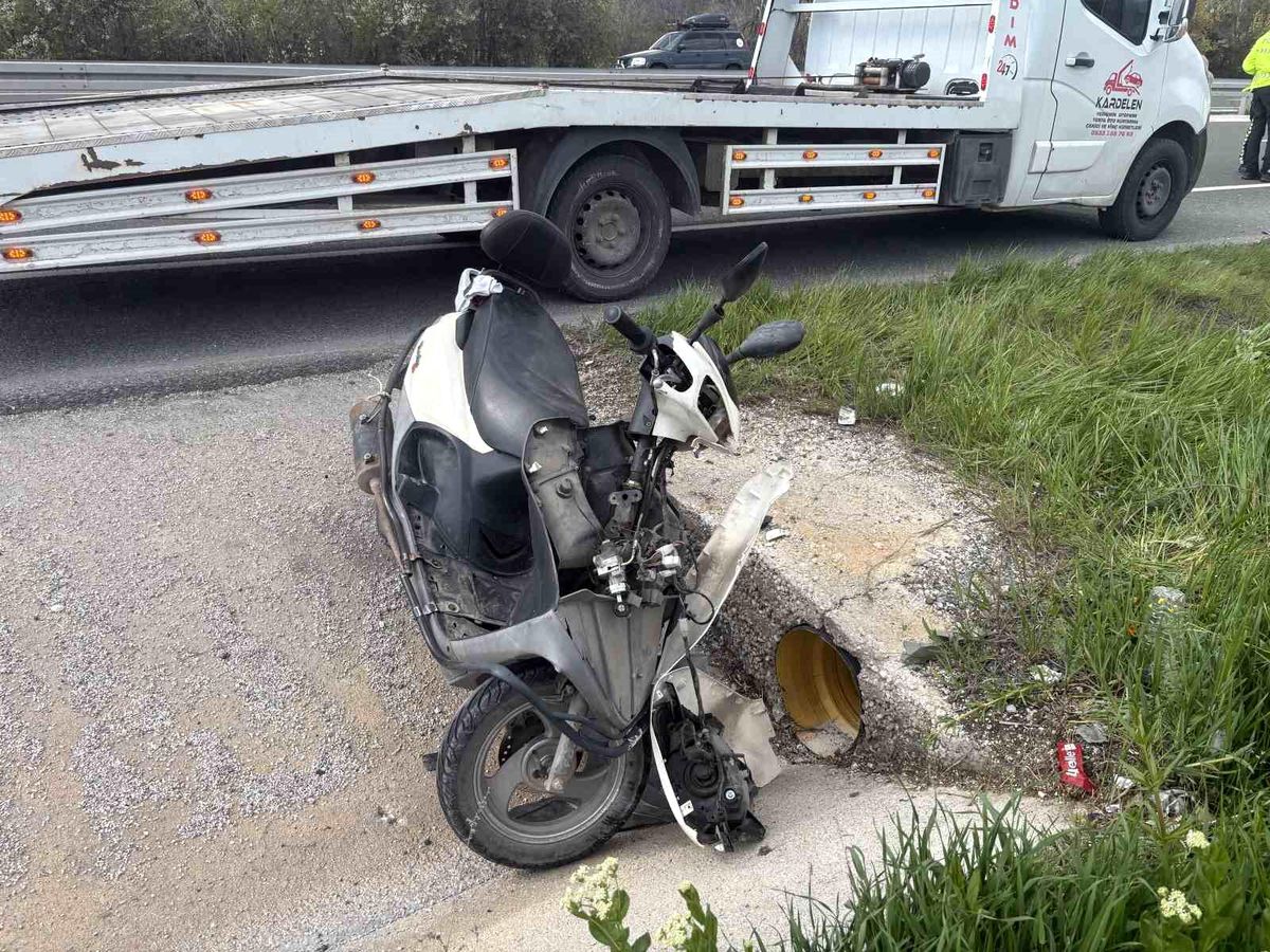 Yoldan çıkan motosikletten düşen 1'i çocuk 3 kişi yaralandı