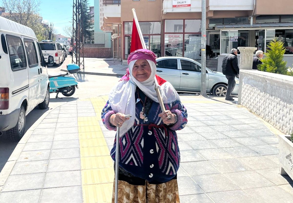 75 yaşındaki Satı teyzenin bayrak sevgisi