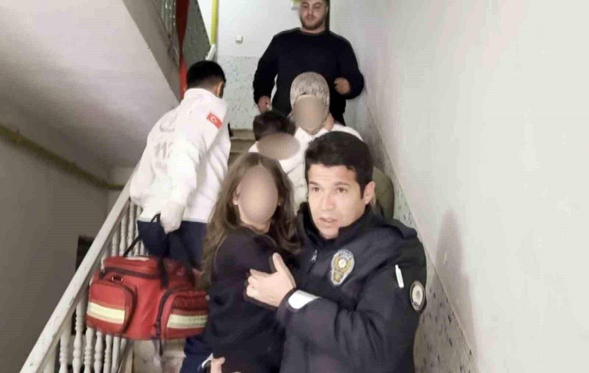 Aksaray'da 5 katlı apartmanda yangın paniği, bina tahliye edildi