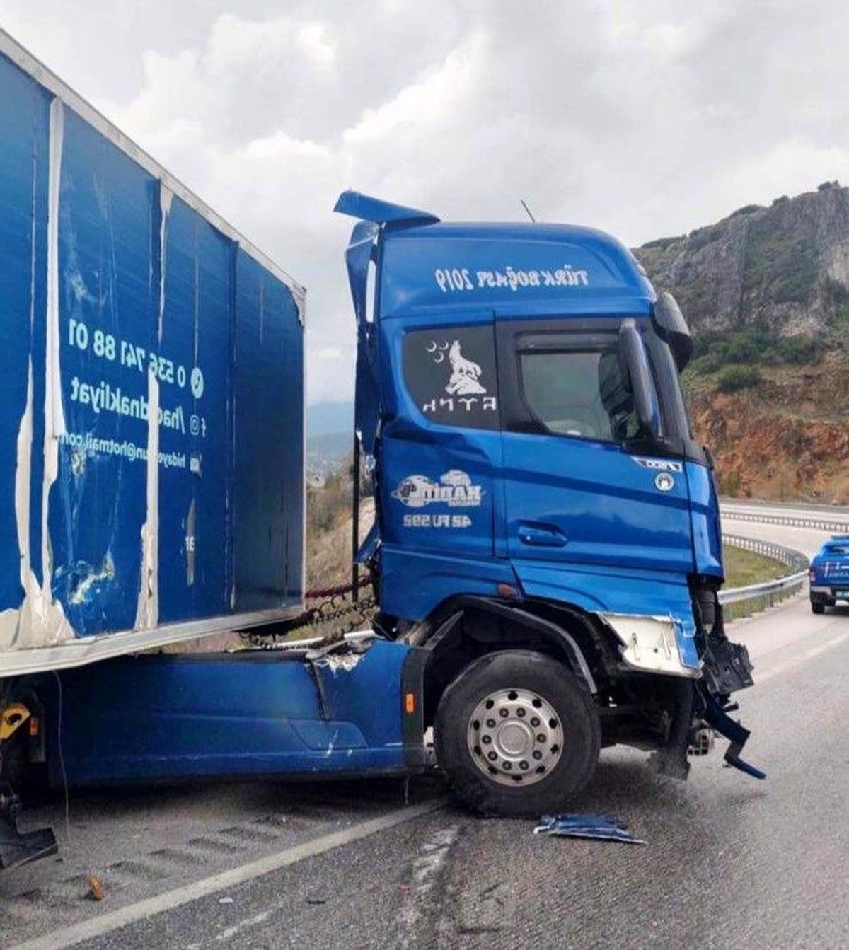 Burdur'da kontrolden çıkan tır demir bariyerlere çarptı