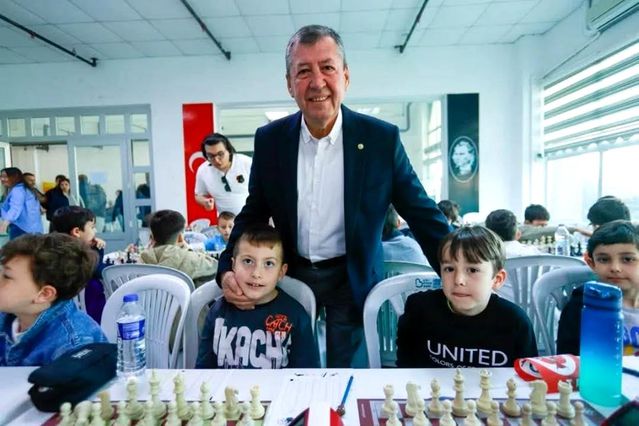Burhaniye’de çocukların satranç heyecanı başladı
