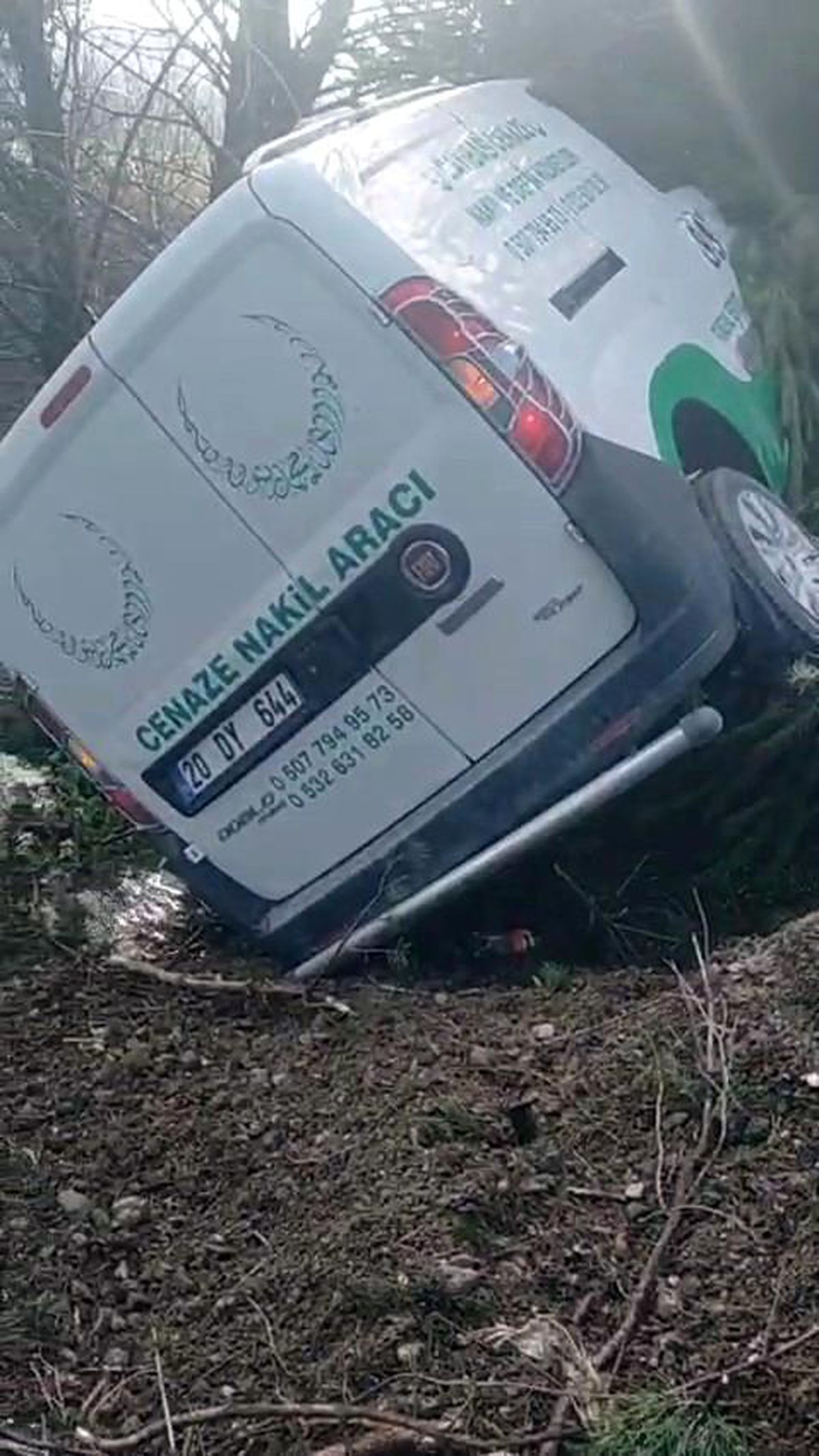 Cenaze nakil aracı kaza yaptı, araçtaki 2 kişi yaralandı