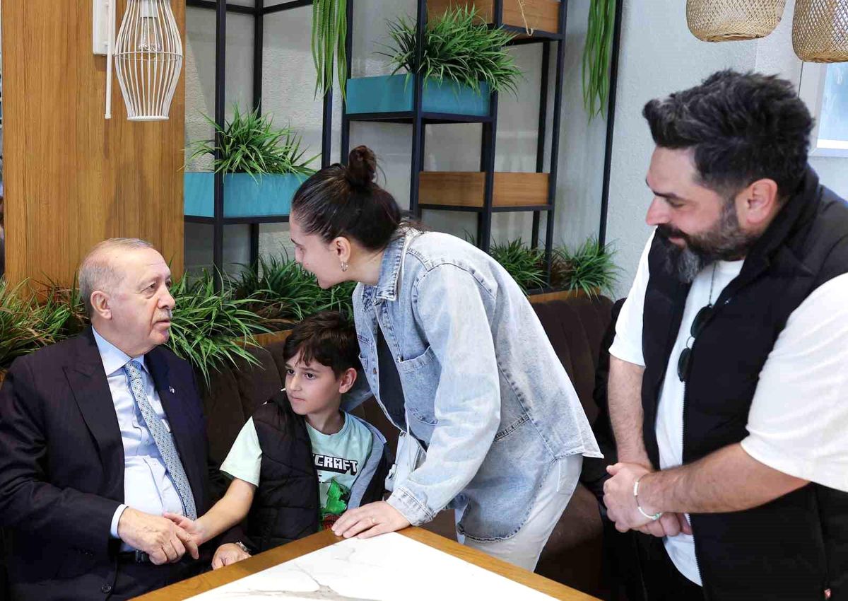 Cumhurbaşkanı Erdoğan, vatandaşlarla kafede sohbet etti