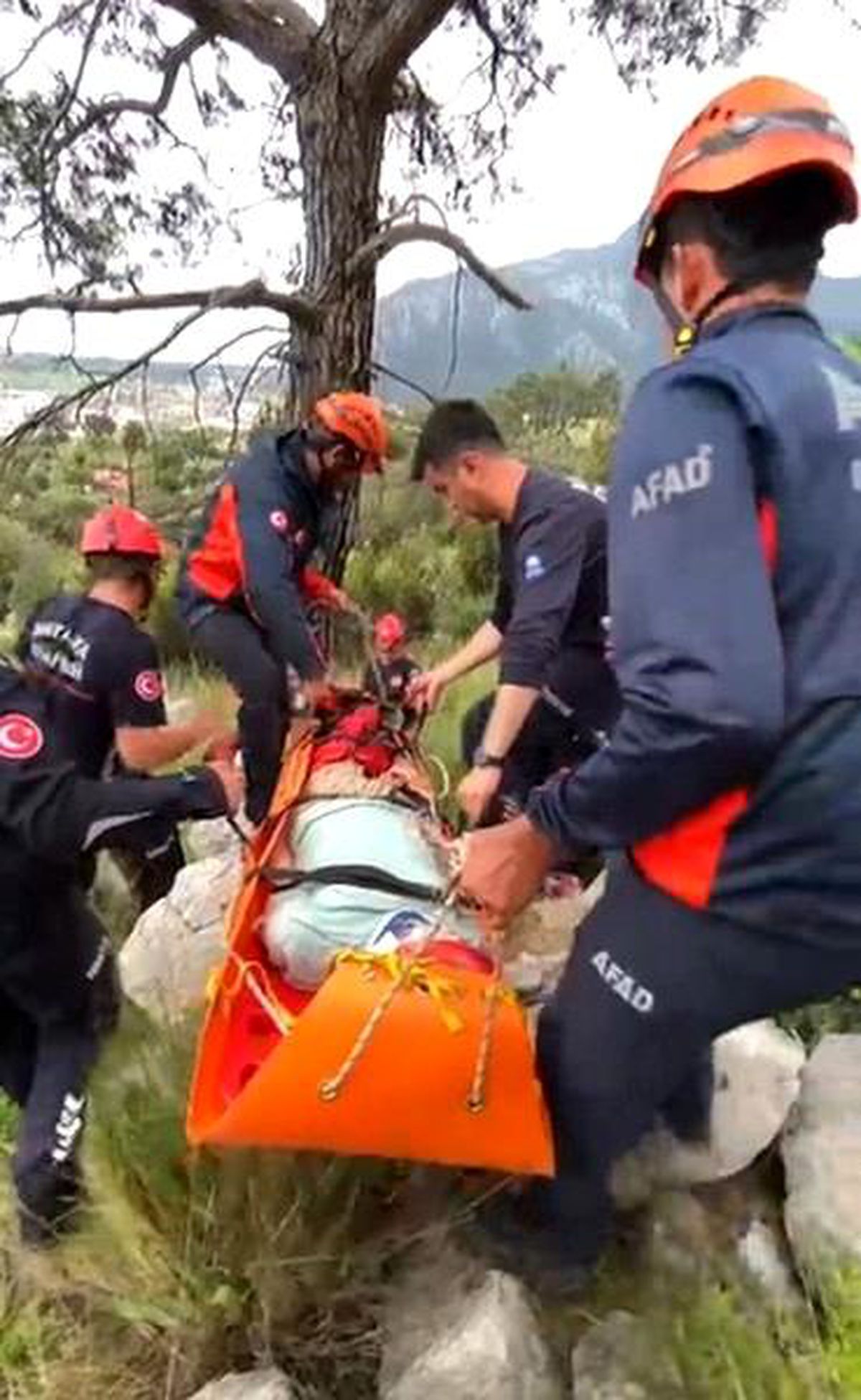 Dağa tırmandığı sırada düşerek yaralanan kişiyi ekipler kurtardı