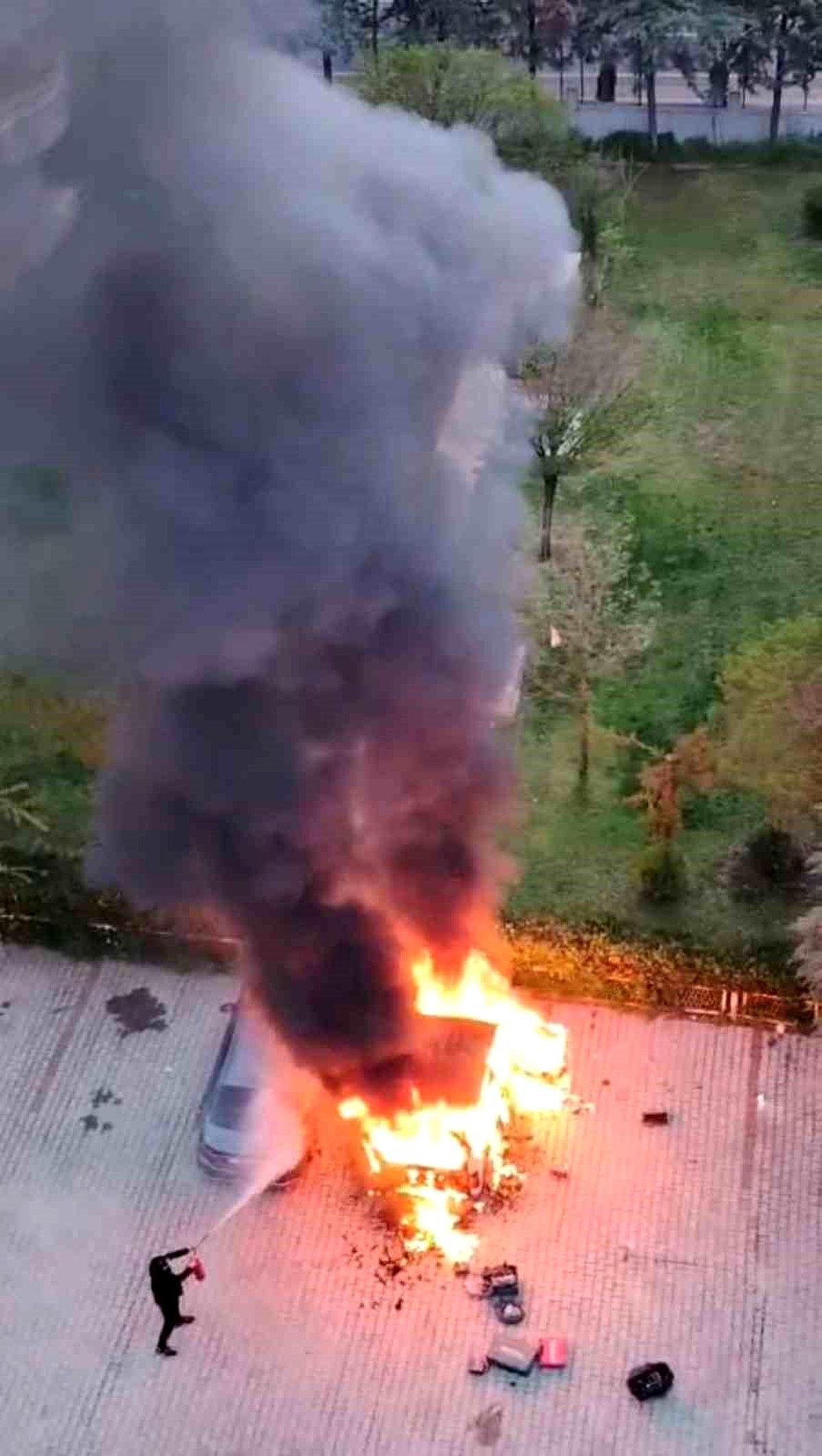 Diyarbakır'da site içinde korkutan yangın: Alevler metrelerce yükseldi, binadakiler tahliye edildi