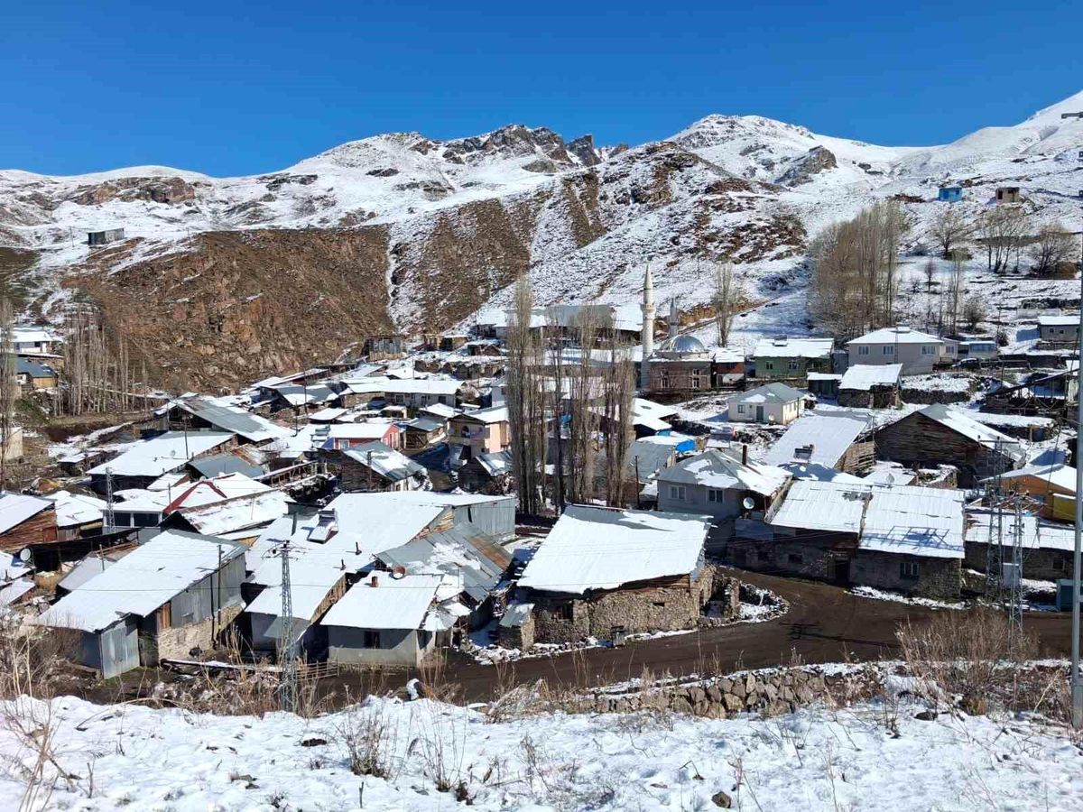 Dümbüllü Deresi'nde Nisan karı sürprizi
