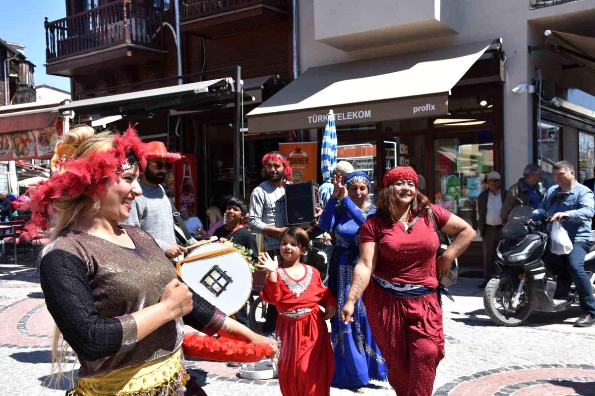 Edirne'de turistler romanların kakava davetine ortak oldu