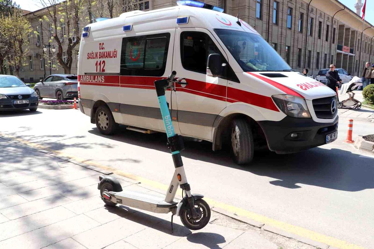Eskişehir'de otomobil scooter'a çarptı