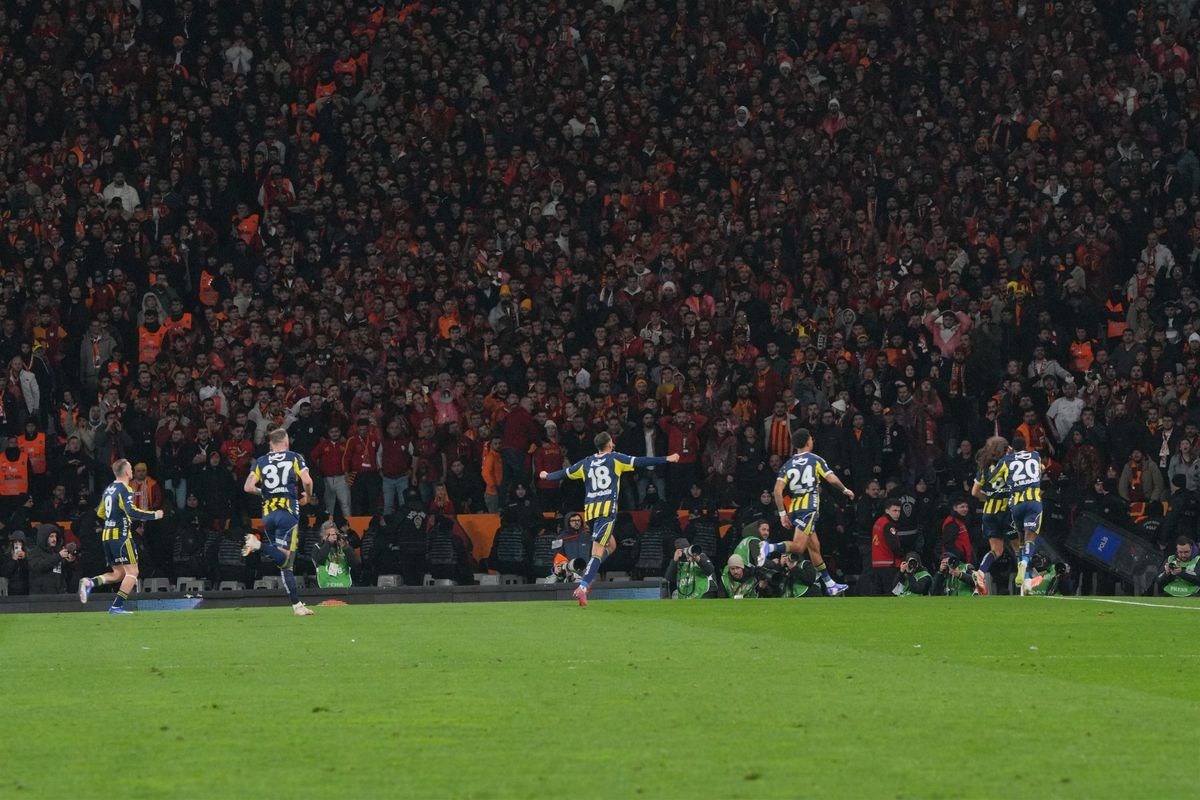 Fenerbahçe sezonun en kritik maçında Galatasaray'a konuk oluyor