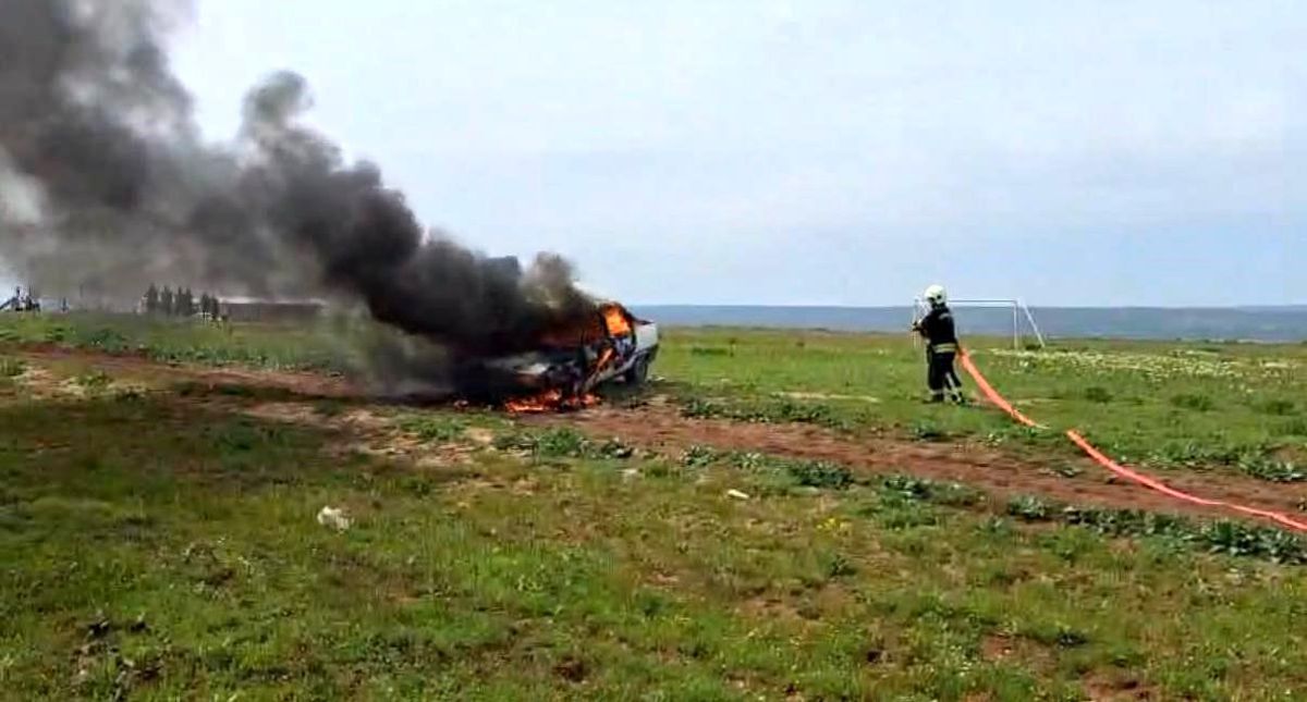 Gaz kaçağı bulunan otomobil alevlere teslim oldu