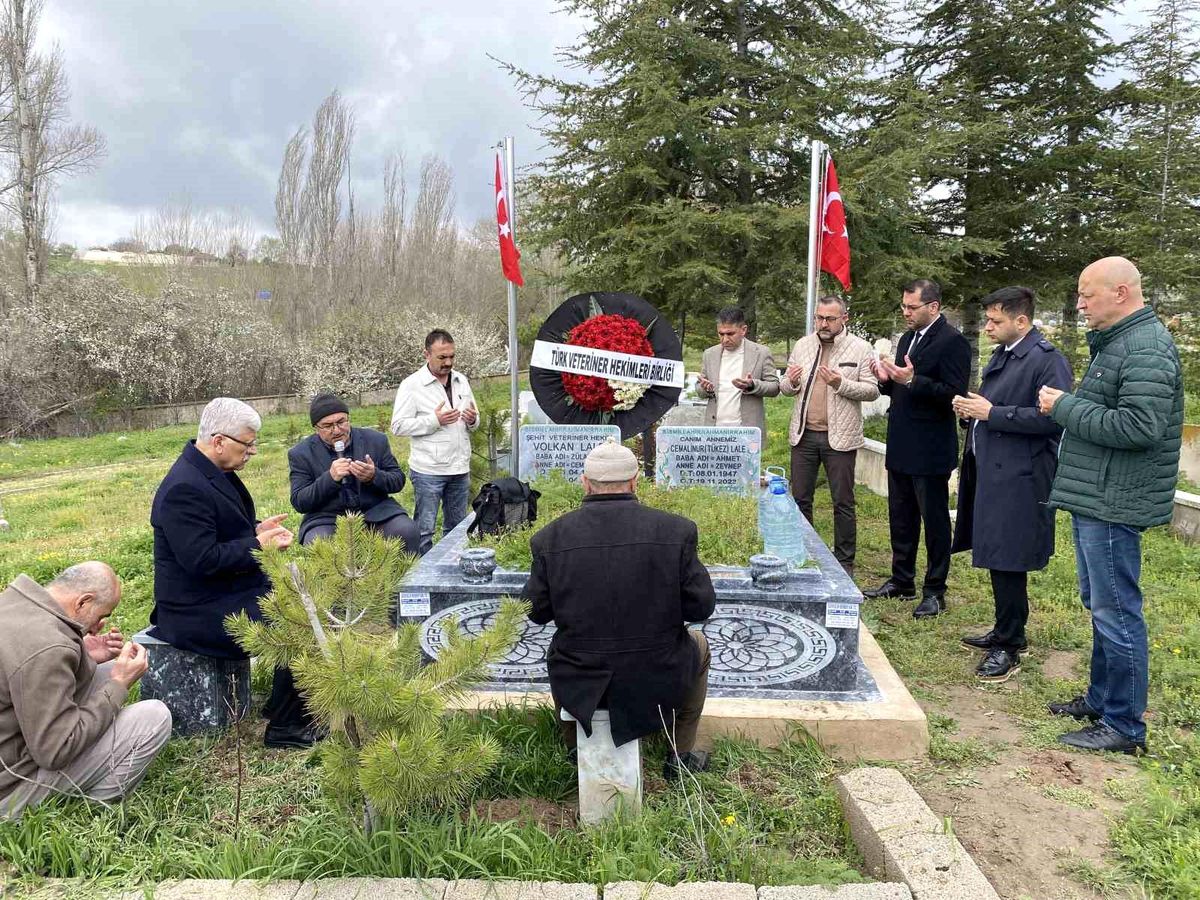 Görevi esnasında öldürülen veteriner hekim, kabri başında meslektaşları tarafından anıldı