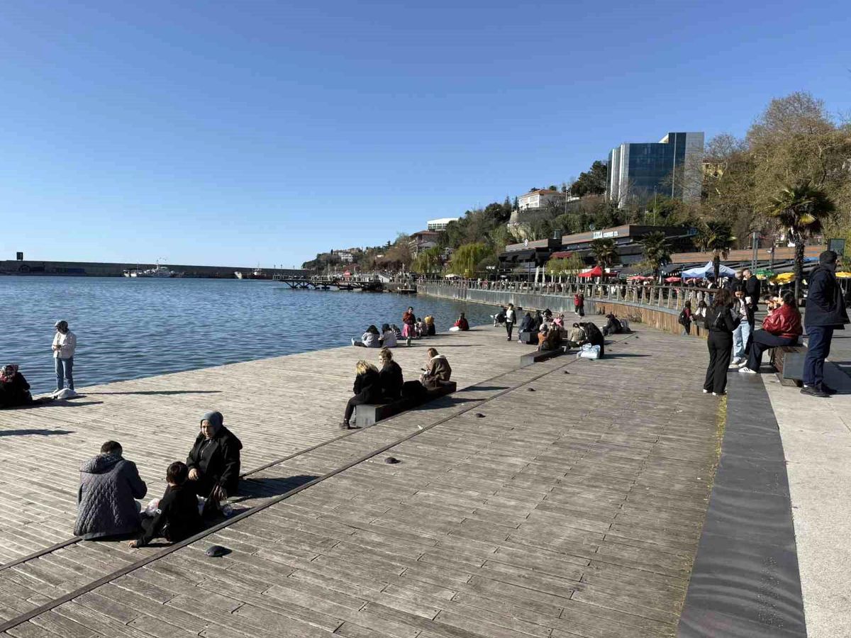 Güneş yüzünü gösterdi, Zonguldak'ta sahil şeridi hareketlendi