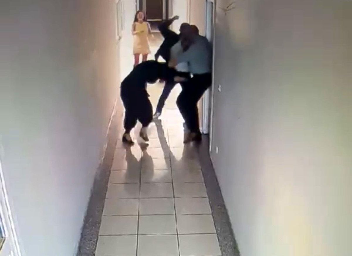 İş adamı kardeşlerin kavgasında çalışan ayağından vuruldu, o anlar kamerada