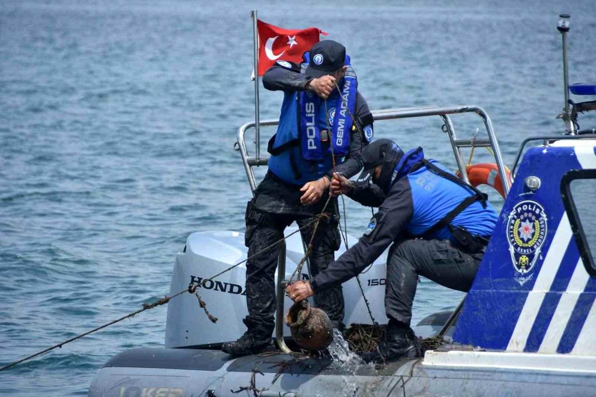 İzmir'de deniz ekosistemini tehdit eden kaçak ahtapot tuzakları imha edildi