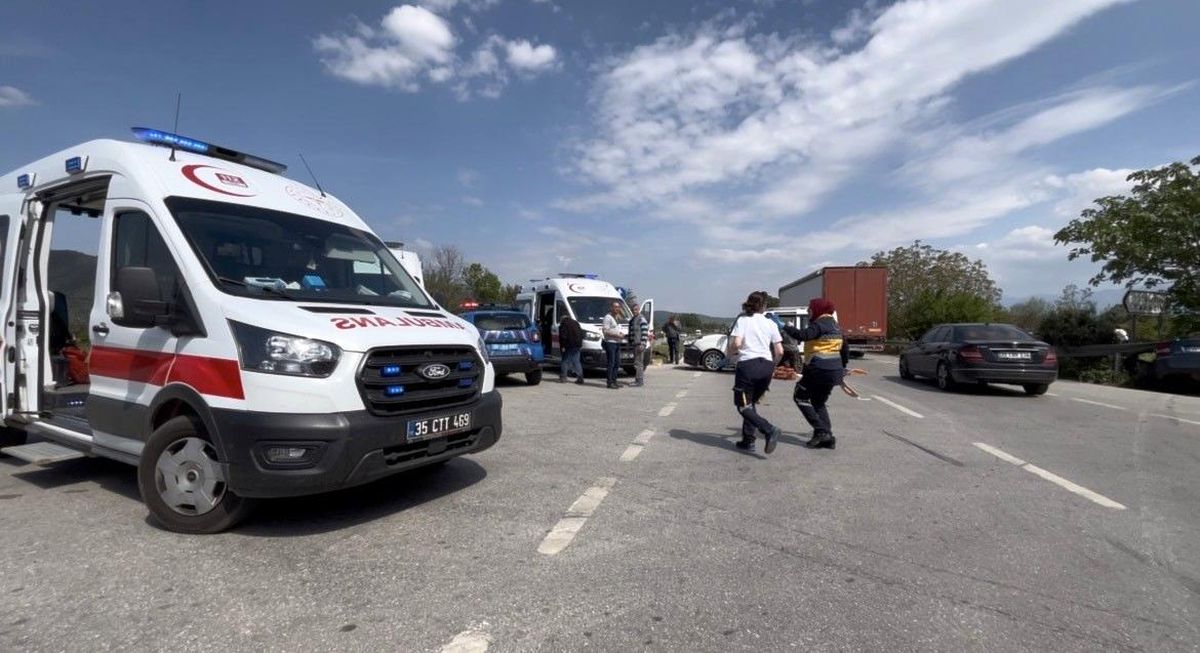 İzmir'de otomobil ile hafif ticari araç çarpıştı: 4'ü çocuk 7 yaralı