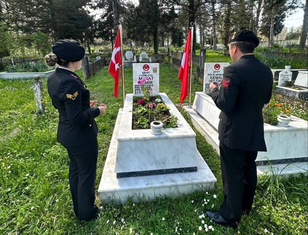 Jandarma şehit Demir'i kabri başında andı