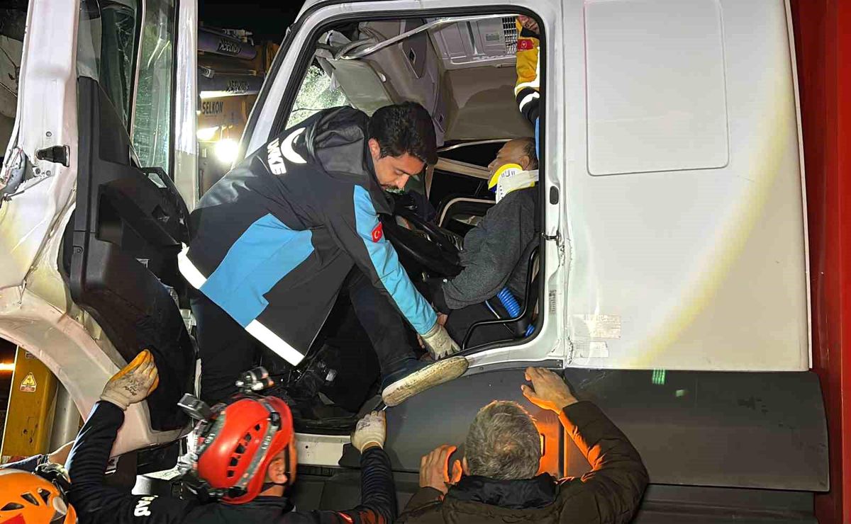 Aksaray'da kamyon tıra çarptı: Sürücü kabinde sıkıştı, dronla kurtarıldı