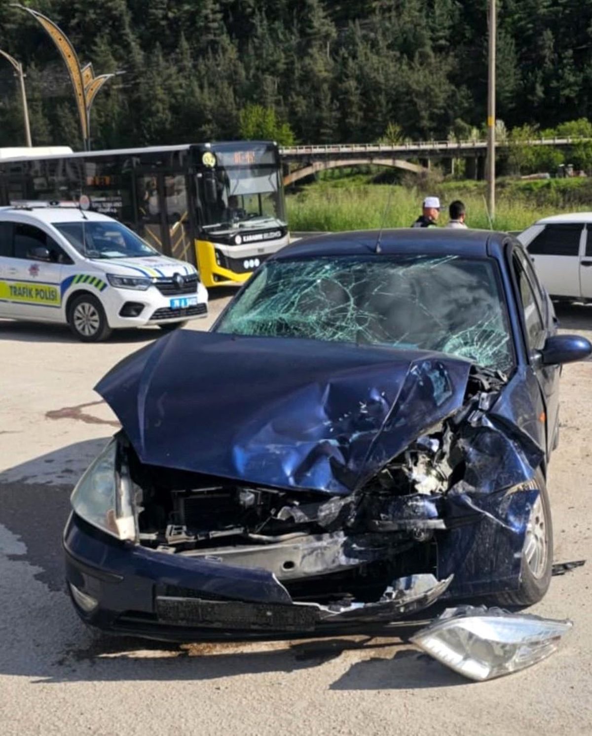 Karabük'te iki otomobil çarpıştı: 3 yaralı