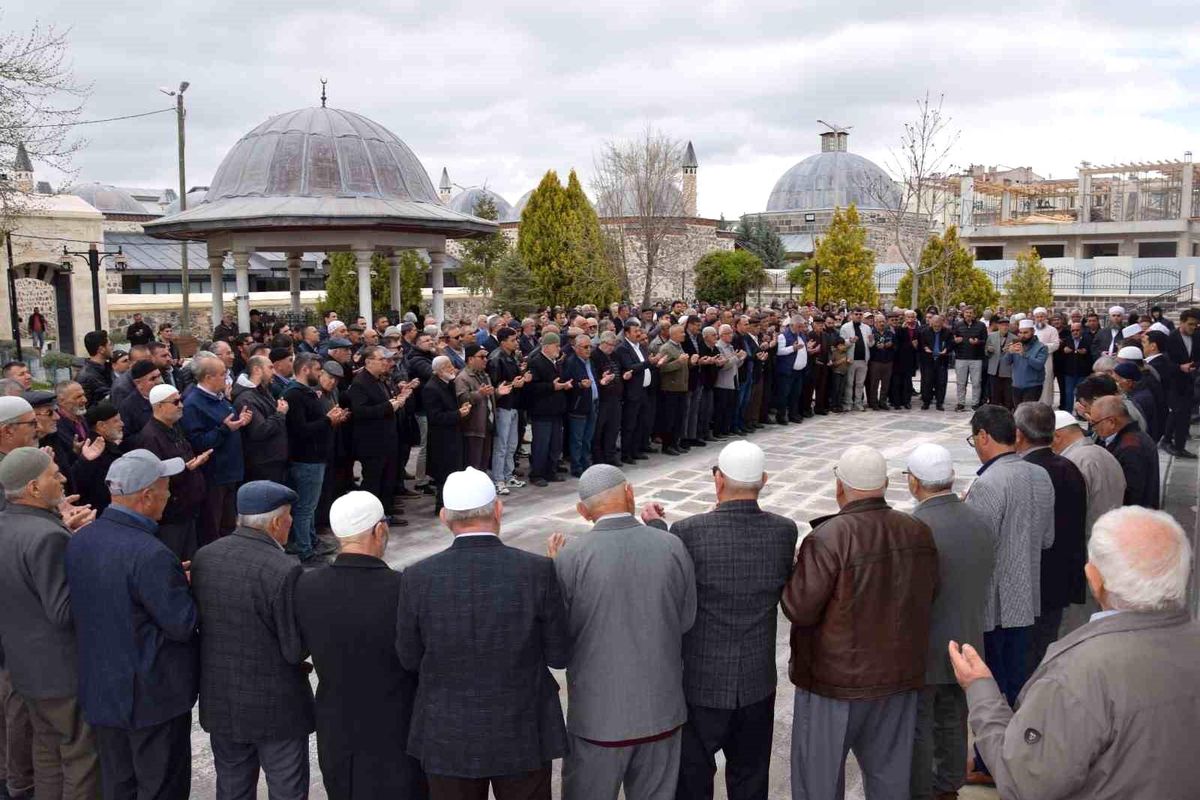 Karapınar'dan hacı adayları dualarla uğurlandı