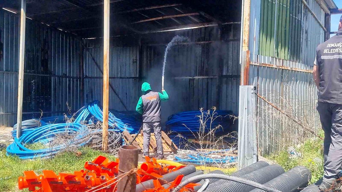 Kütahya'da depo yangını paniğe neden oldu