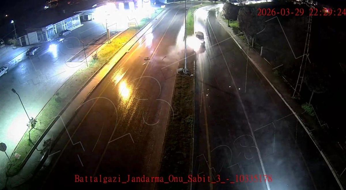 Malatya'da kontrolden çıkan araç refüje çarptı