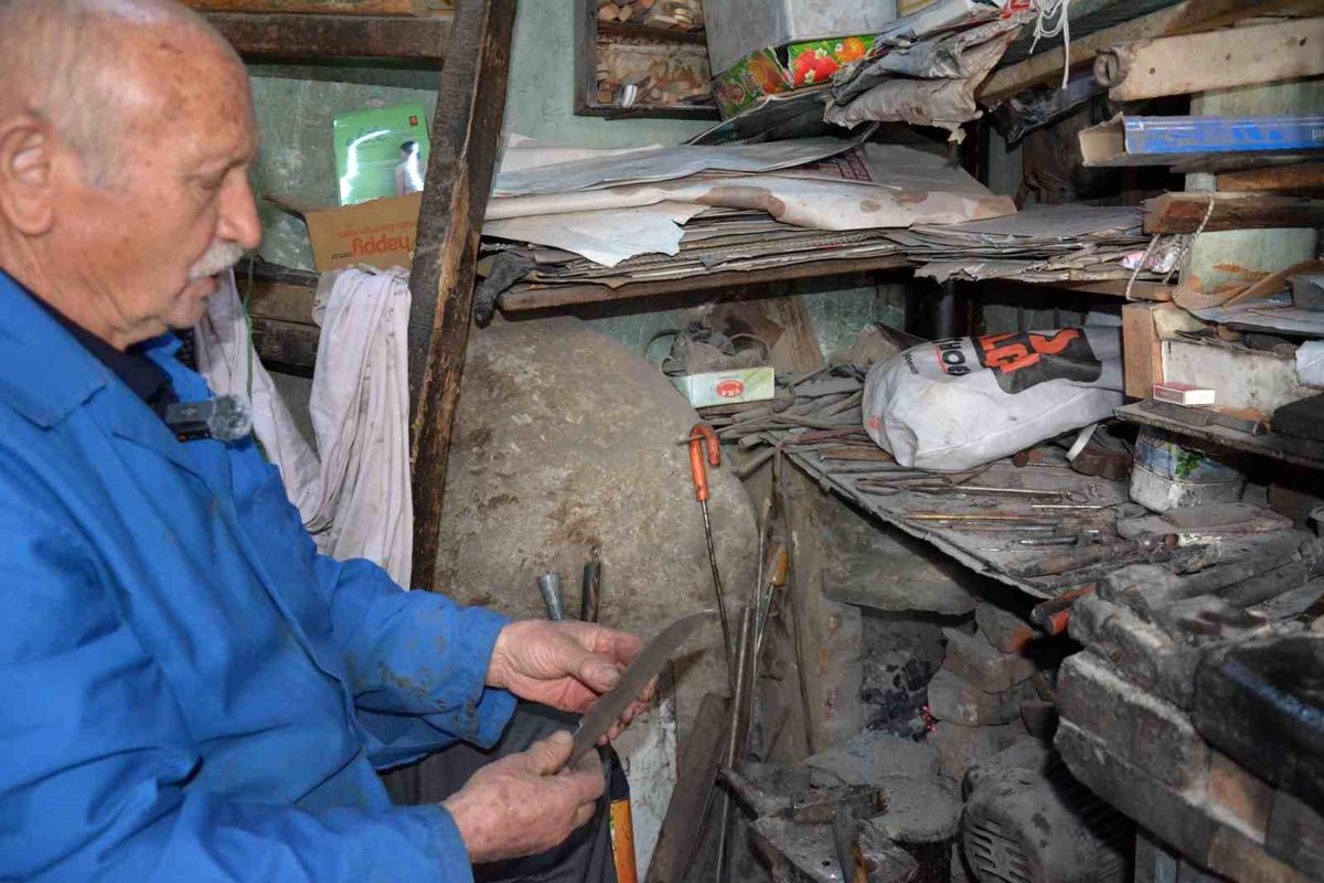 77 yaşındaki bıçak ustası yarım asırlık zanaatını yaşatıyor