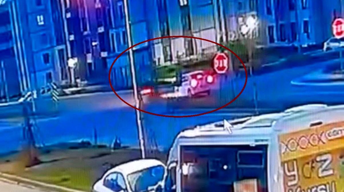 Motosiklet sürücüsünün otomobile çarpmasının etkisiyle fırladığı anlar kamerada