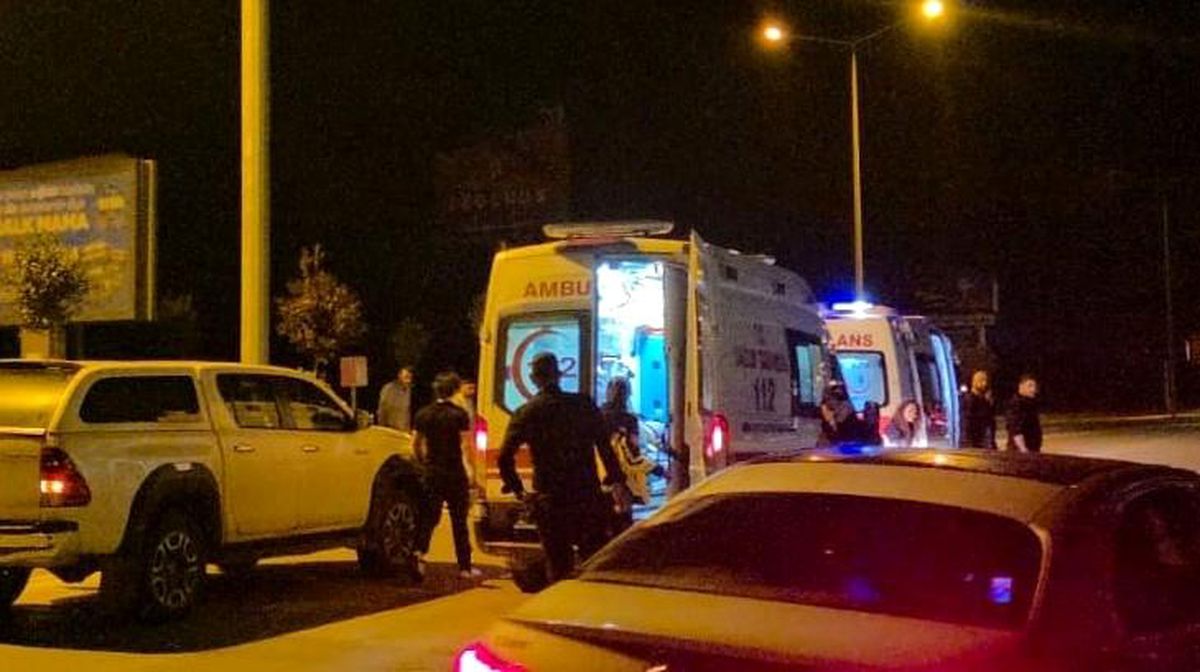 Muratpaşa'da otomobil ile motosiklet çarpıştı: 2 yaralı