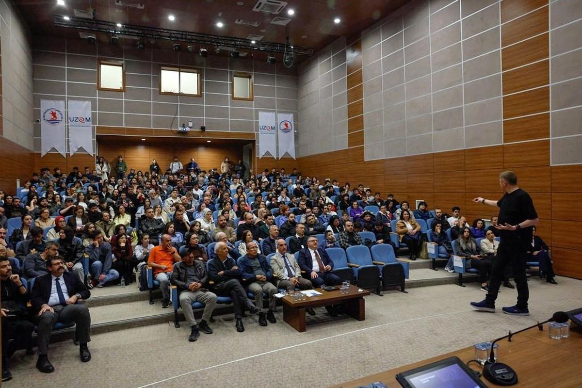 NASA'daki Türk bilim adamı Dr. Umut Yıldız, OMÜ'de evrenin sırlarını anlattı