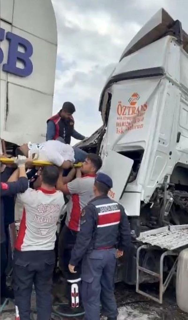 Osmaniye'de tır OSB giriş kapısına çarptı, sürücü kabinde sıkıştı