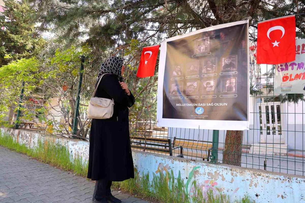 Saldırının yaşandığı okul önünde Kur'an-ı Kerim okuyup gözyaşı döktü