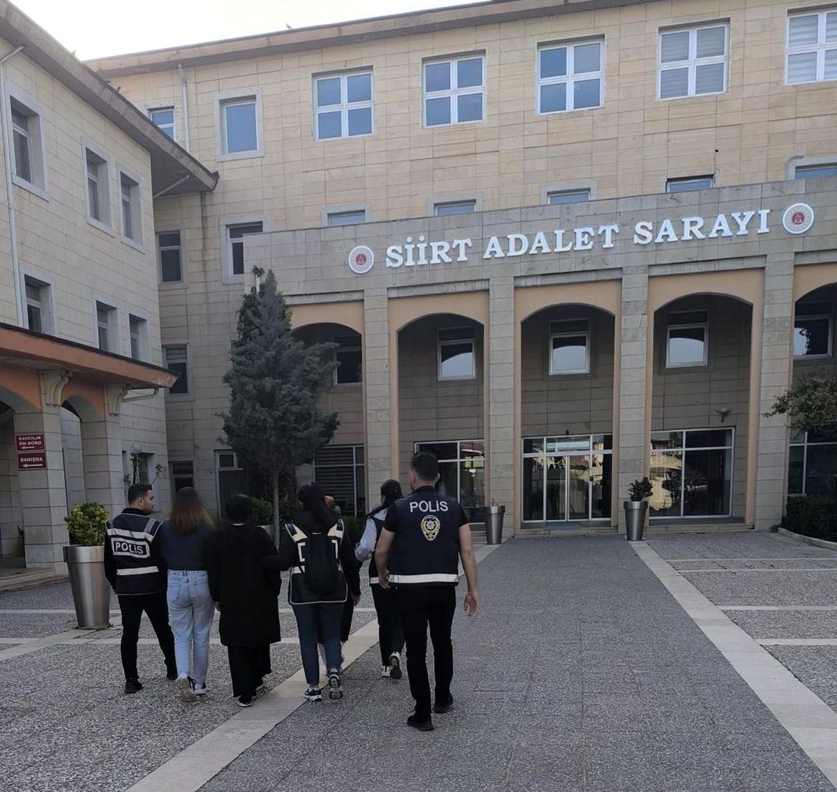 Siirt'te hırsızlık girişiminde bulunan 3 kadın tutuklandı