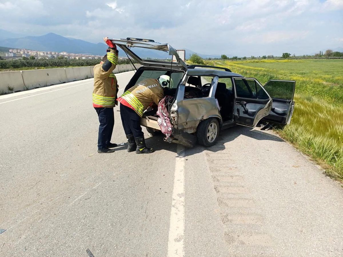 Tofaş hurdaya döndü: 2 yaralı