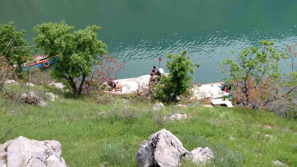 Unuttuğu eşyasını almak için döndü, botla açıldığı Fırat Nehri'nde kayboldu