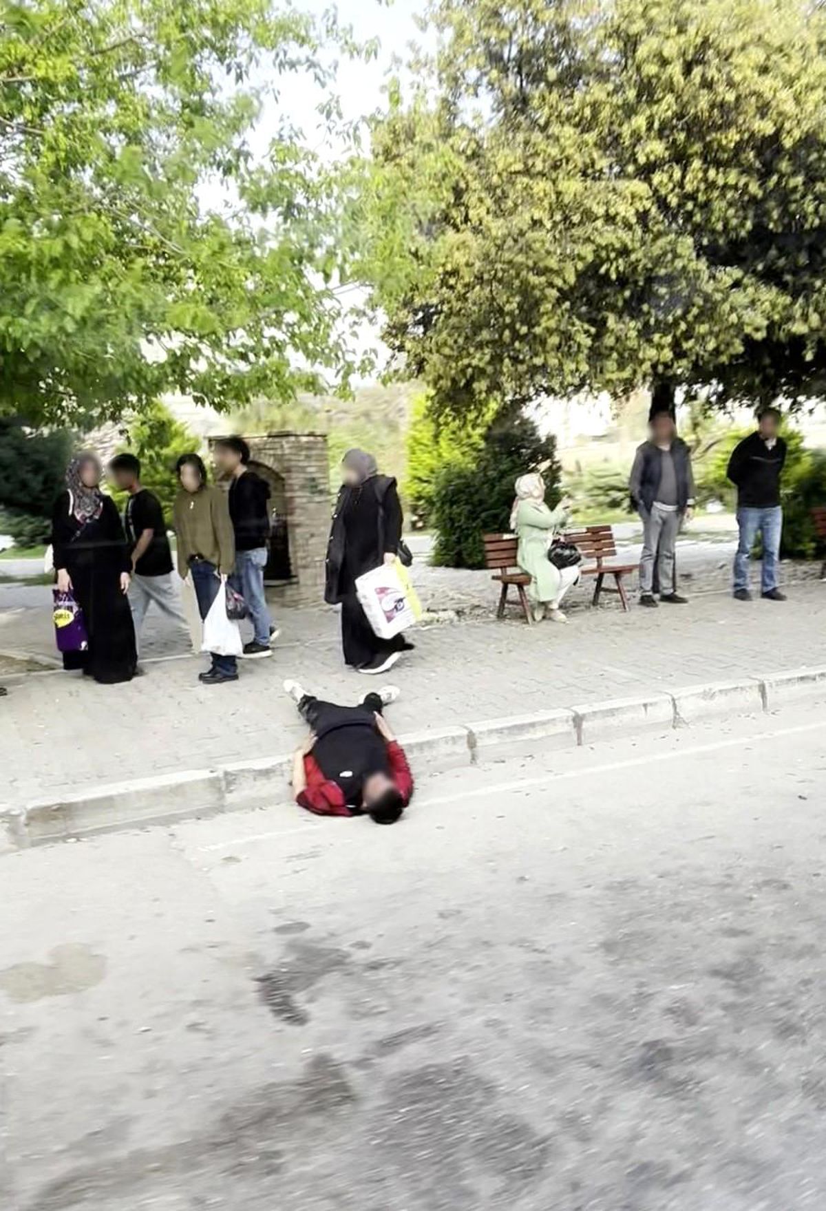 Uyuşturucu bağımlısı durak yanında uyuyakaldı
