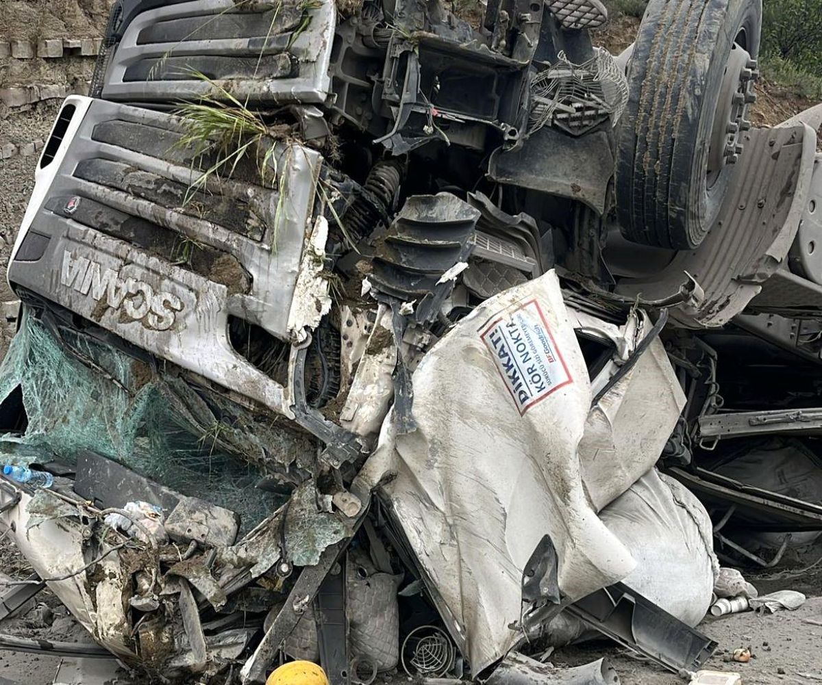 Yoldan çıkan tır hurdaya döndü: 1 yaralı