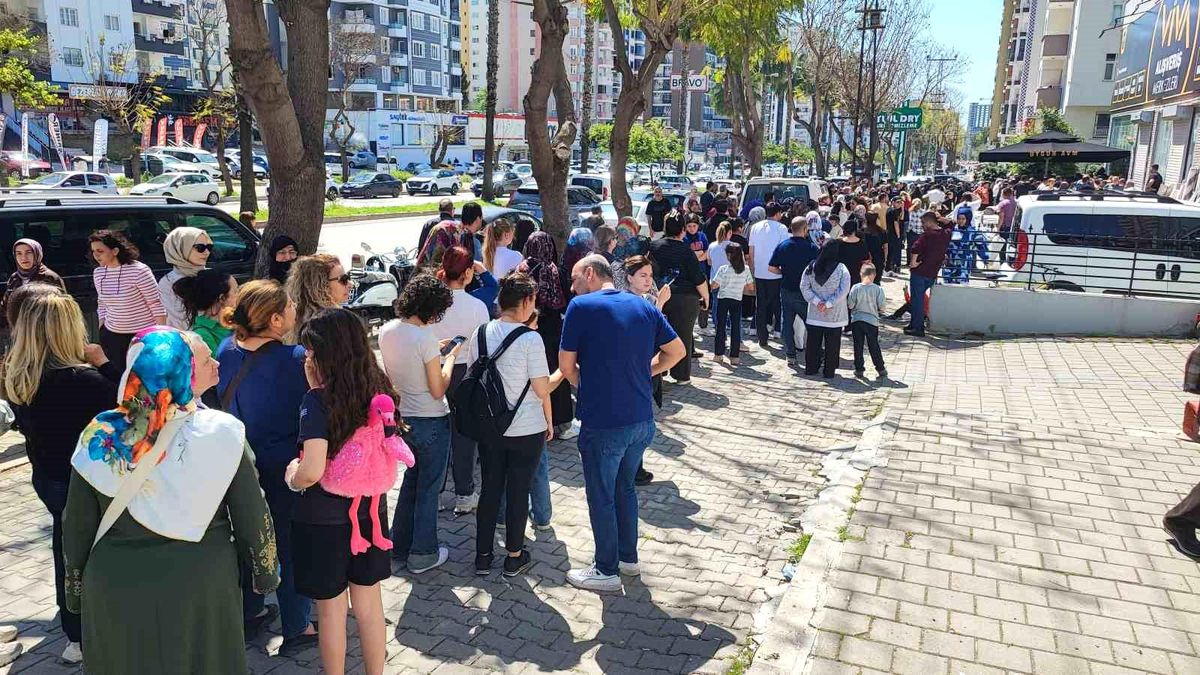 Adana'da 100 TL'lik ürün izdihamı