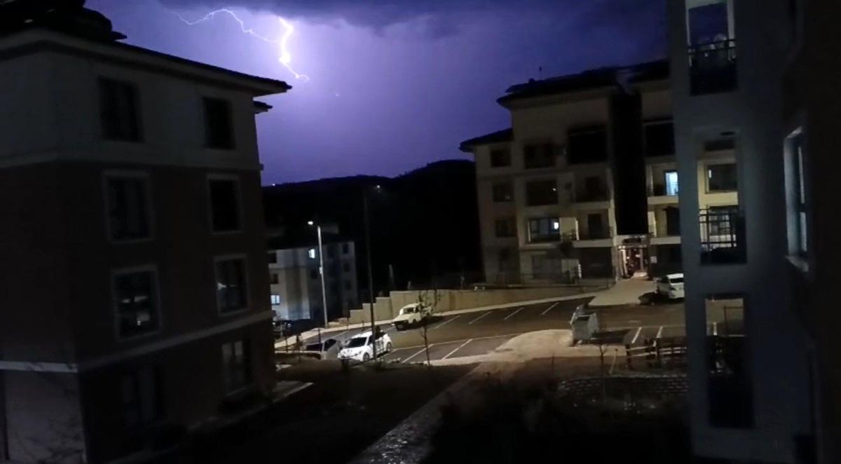 Adıyaman'da şimşekler geceyi aydınlattı