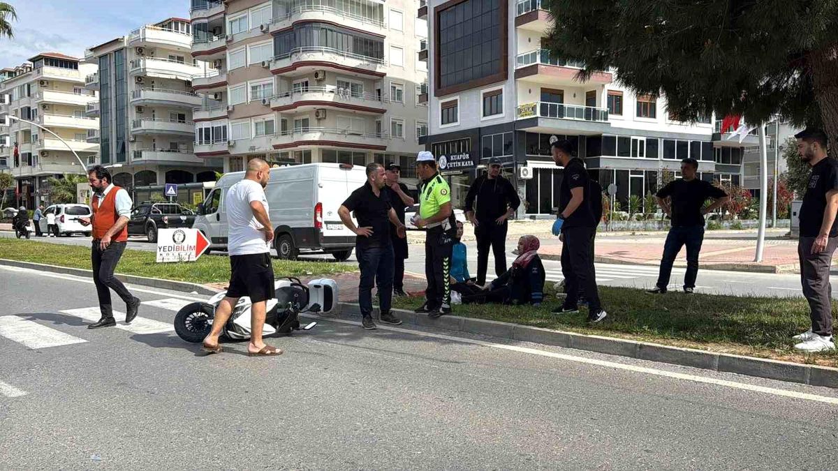 Antalya'da motosikletler çarpıştı: 3 yaralı