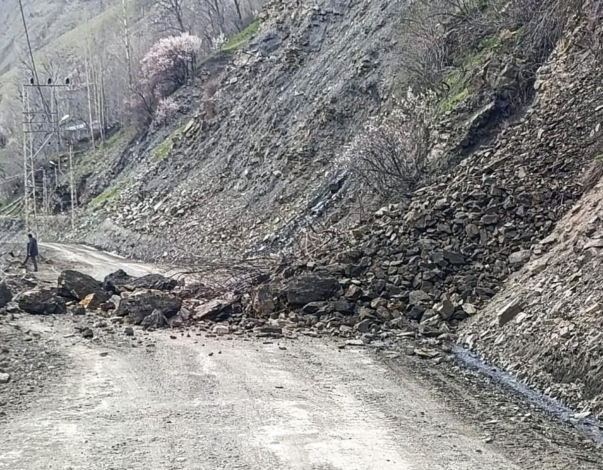 Bahçesaray'da mahalle yolunda heyelan
