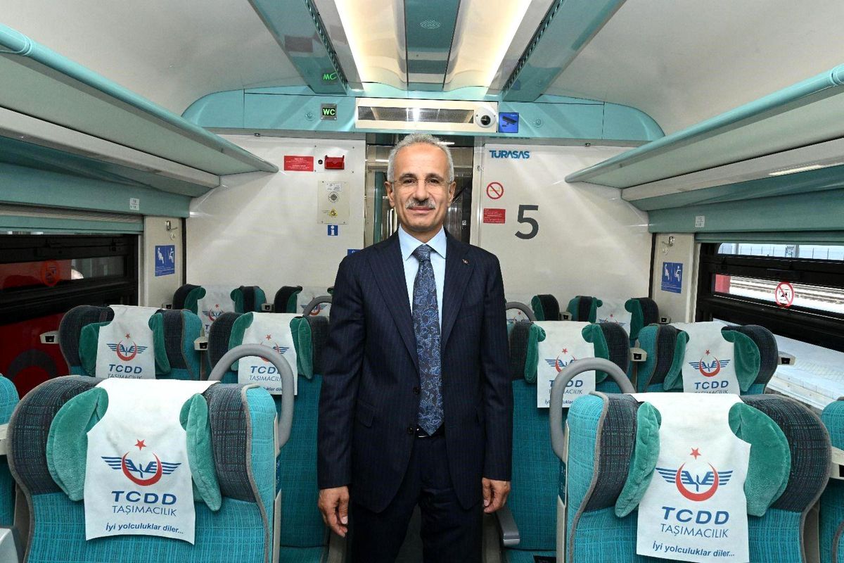 Bakan Uraloğlu: "Ankara-Sivas hattımız ile açıldığı günden bu yana 2 milyon 356 bin 815 yolcumuza hizmet v...