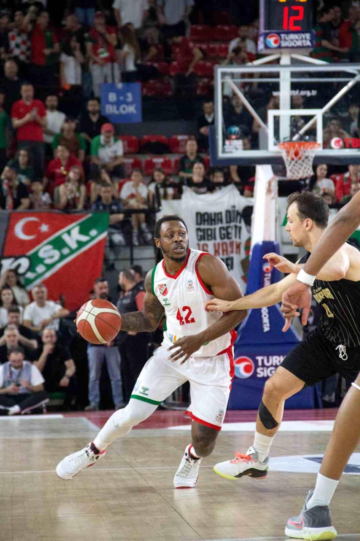 Basketbol Süper Ligi: Karşıyaka: 68 Erokspor: 67