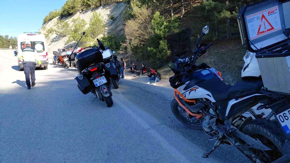 Bolu'da motosikletler peş peşe kaza yaptı: 2 yaralı