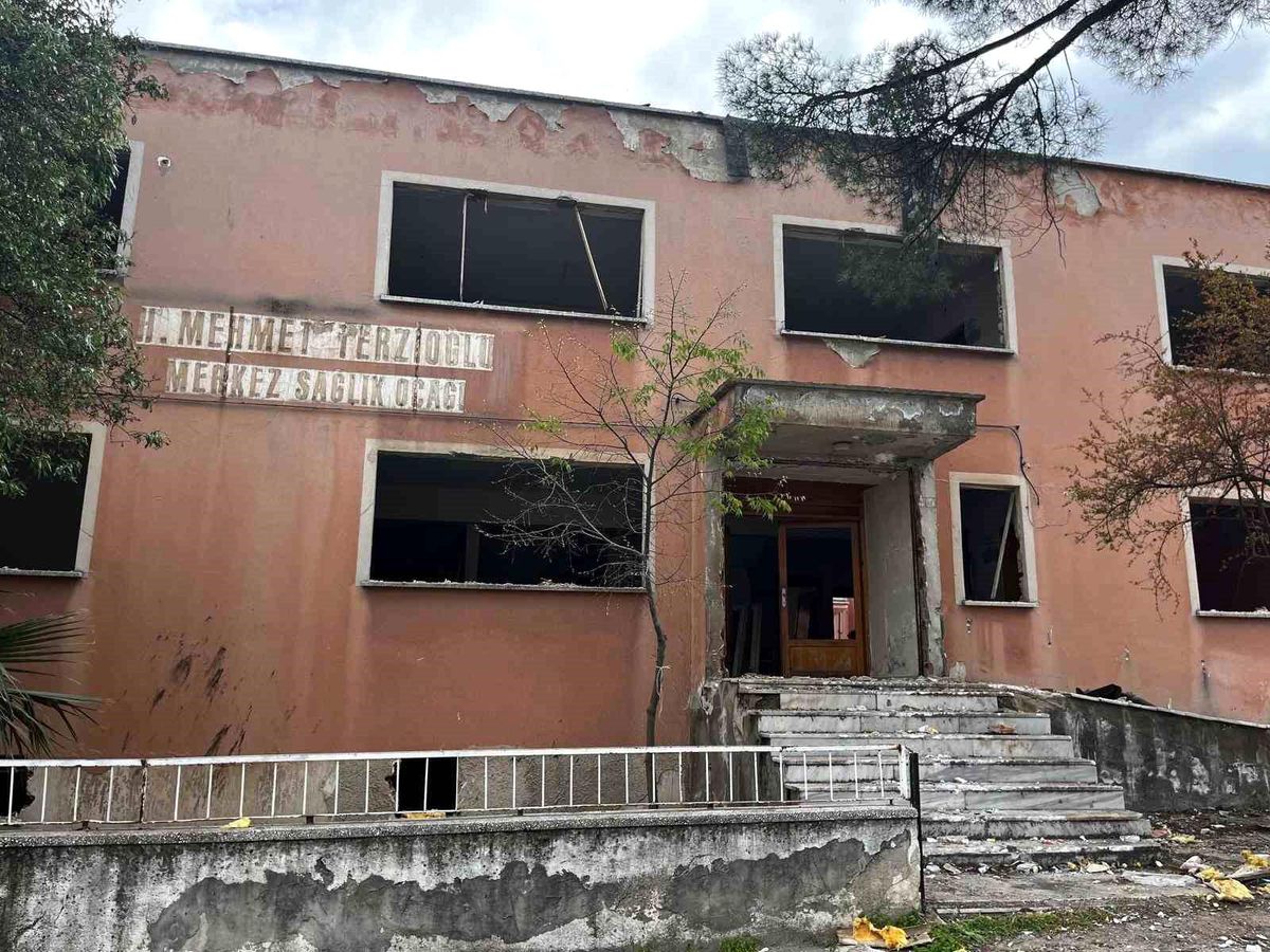 Buldan'da depreme dayanıksız sağlık ocağında yıkım başladı