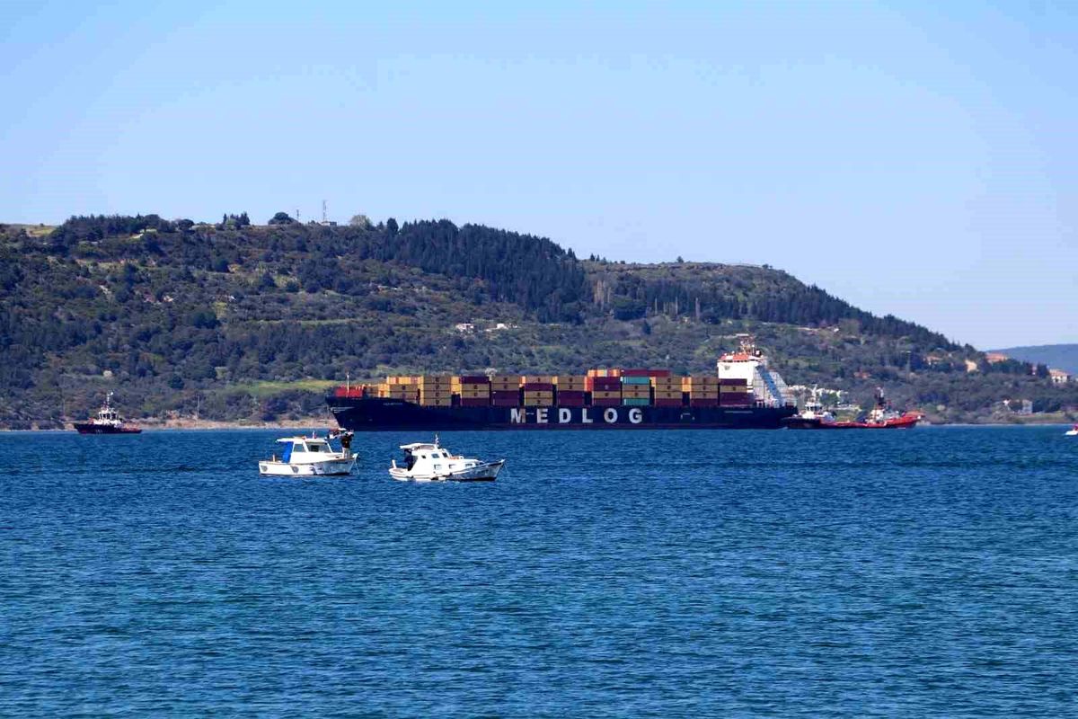 Çanakkale Boğazı'nda konteyner gemisi makine arızası yaptı