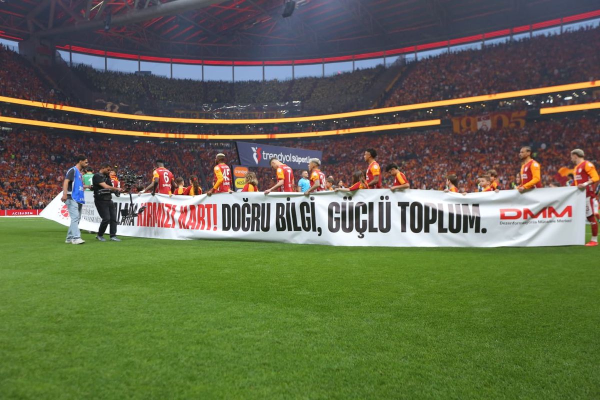 Derbi maçta 'Dezenformasyona Kırmızı Kart' mesajı
