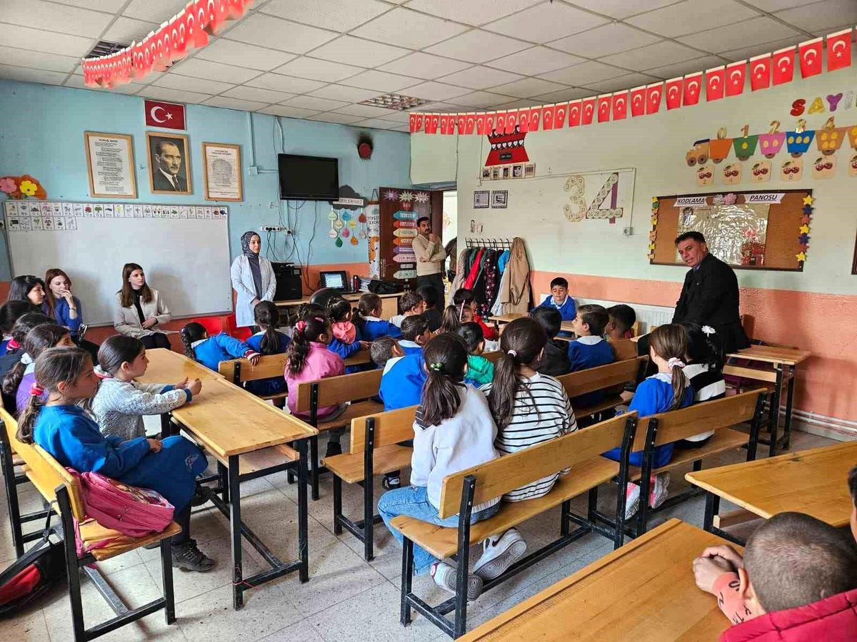 Diyadin'de öğretmene gül mesajı